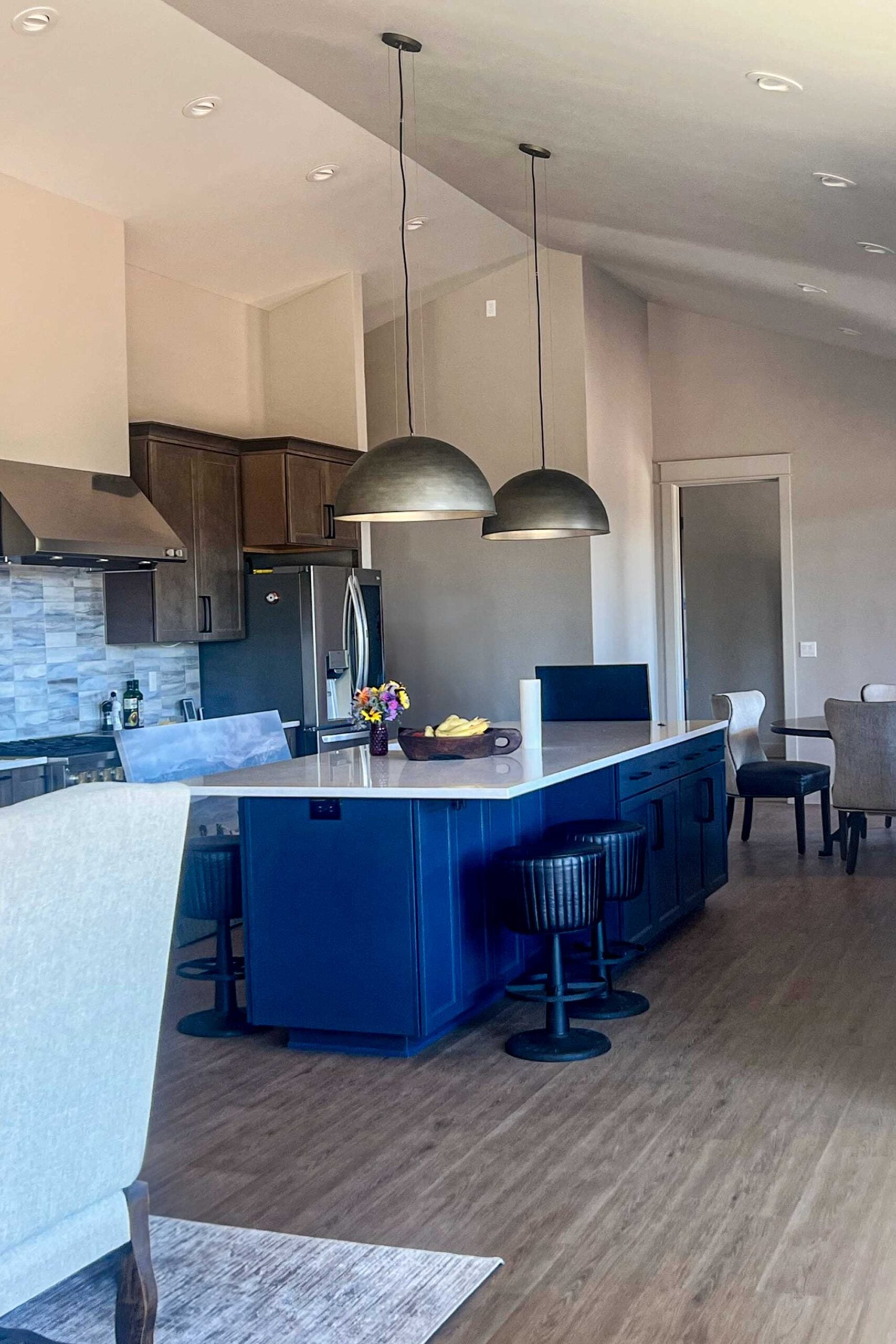 Incline Court kitchen with contrast color island