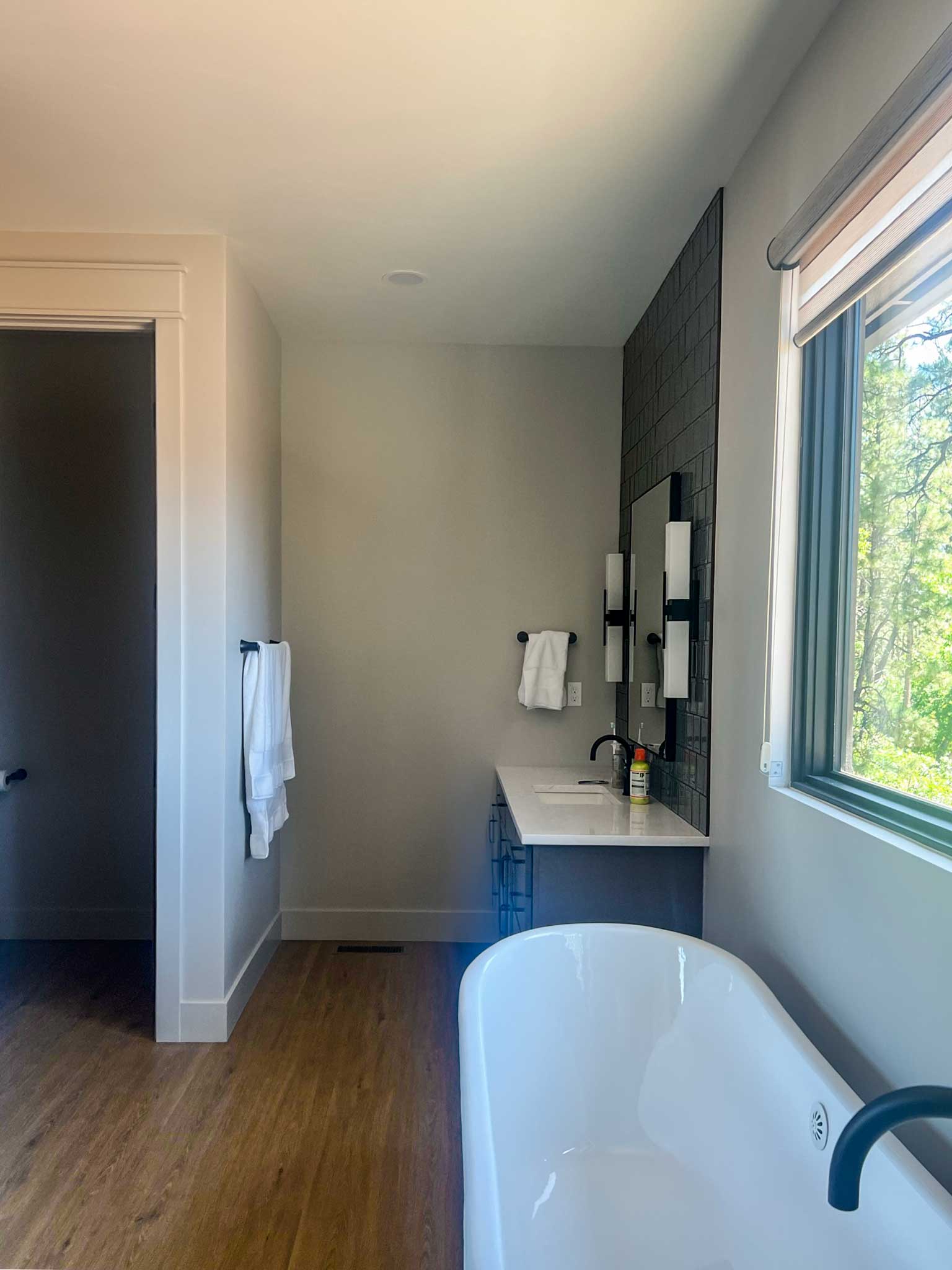Incline Court modern bathroom