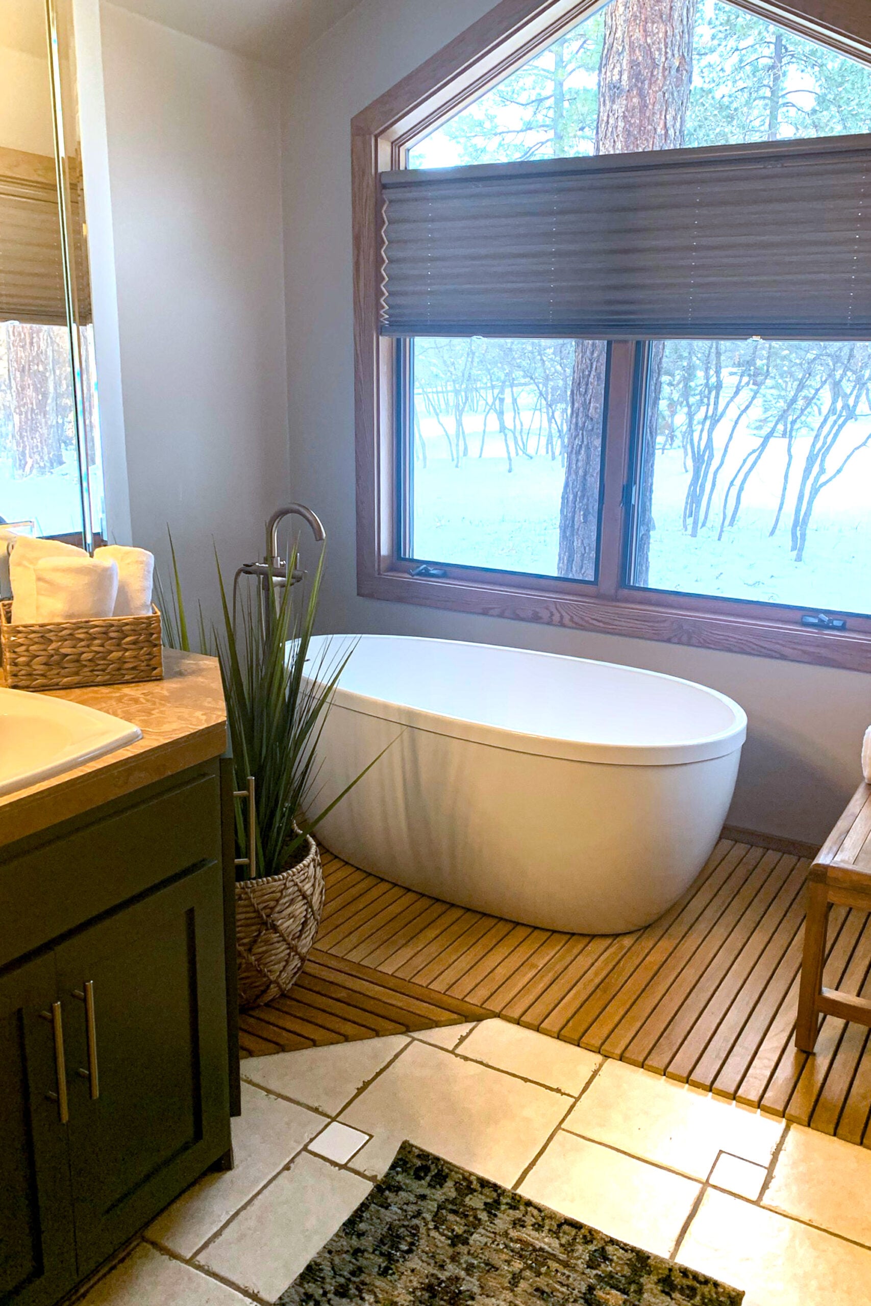 Blue Ridge spa bathtub on teak floors
